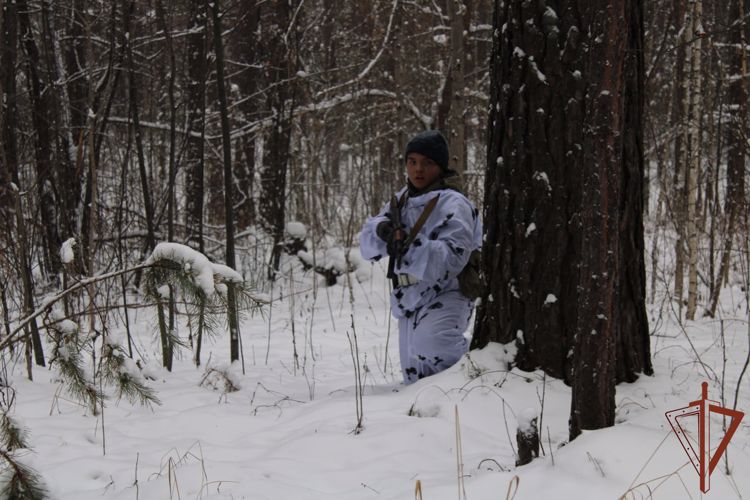 Военнослужащие отряда спецназа «Ермак» Росгвардии провели для новосибирских подростков тактическую игру 