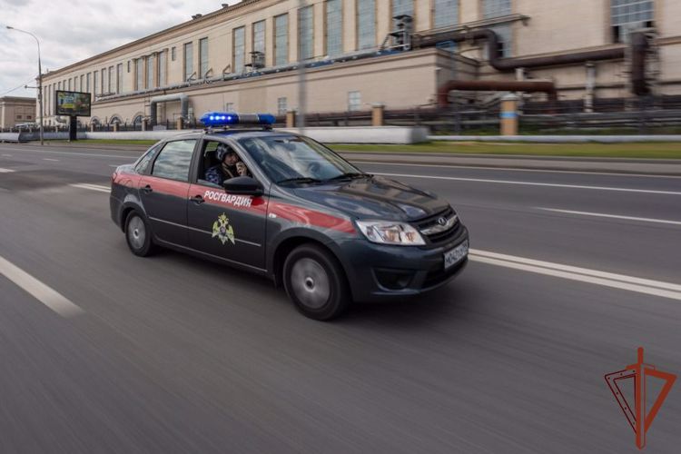 Сотрудники Росгвардии пришли на помощь почувствовавшему себя плохо мужчине в Подмосковье