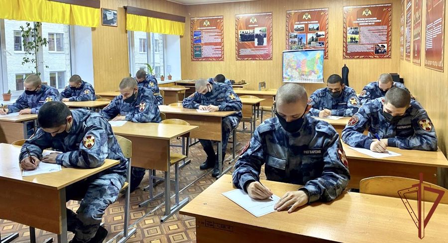 В рамках ведомственной акции военнослужащие по призыву написали письма мамам