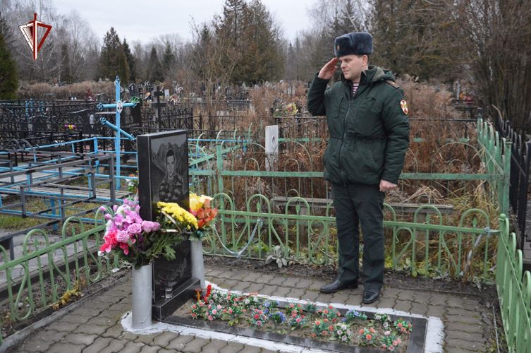 Память погибшего 20 лет назад воина правопорядка почтили росгвардейцы в Брянске