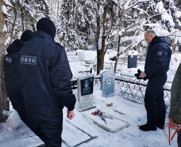 Сотрудники сыктывкарского ОМОН Росгвардии почтили память погибшего сослуживца
