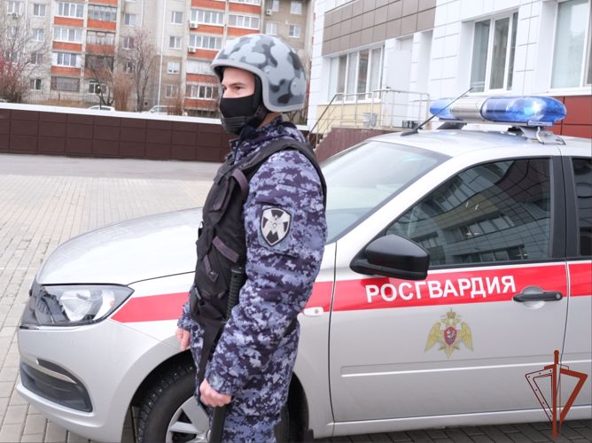 Повредивший имущество нескольких магазинов хулиган задержан росгвардейцами в Северной столице