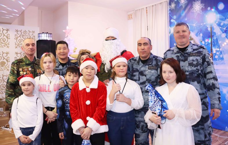 "Дед Мороз специального назначения" Росгвардии поздравил школьников в Якутске