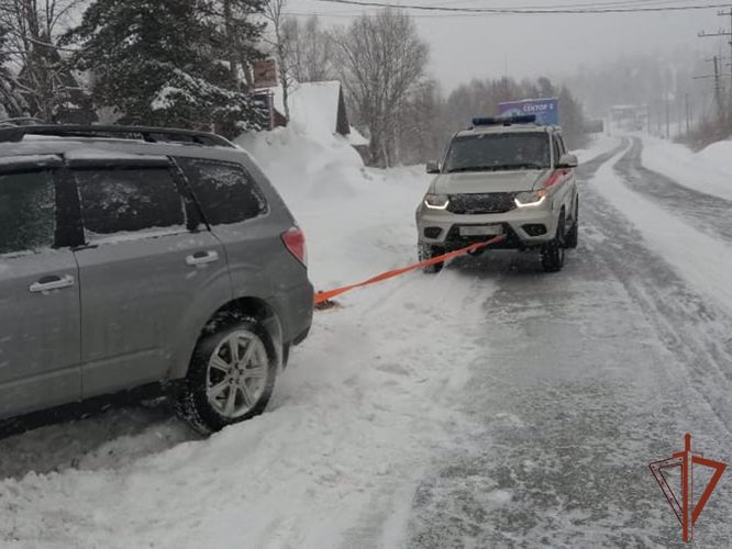 Водителю застрявшего в снегу автомобиля  пришли на помощь сотрудники Росгвардии