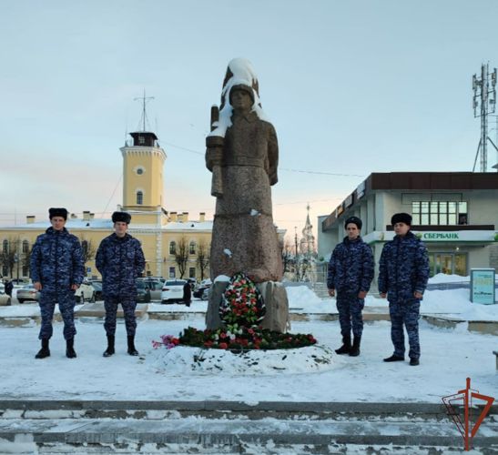В Северо-Западном округе росгвардейцы почтили память неизвестного солдата