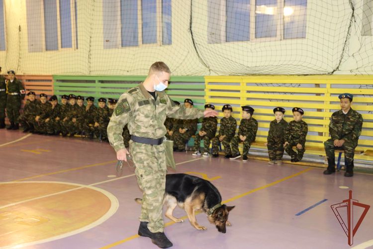 Якутские первоклассники вступили в военно-патриотический клуб имени погибшего командира ОМОН