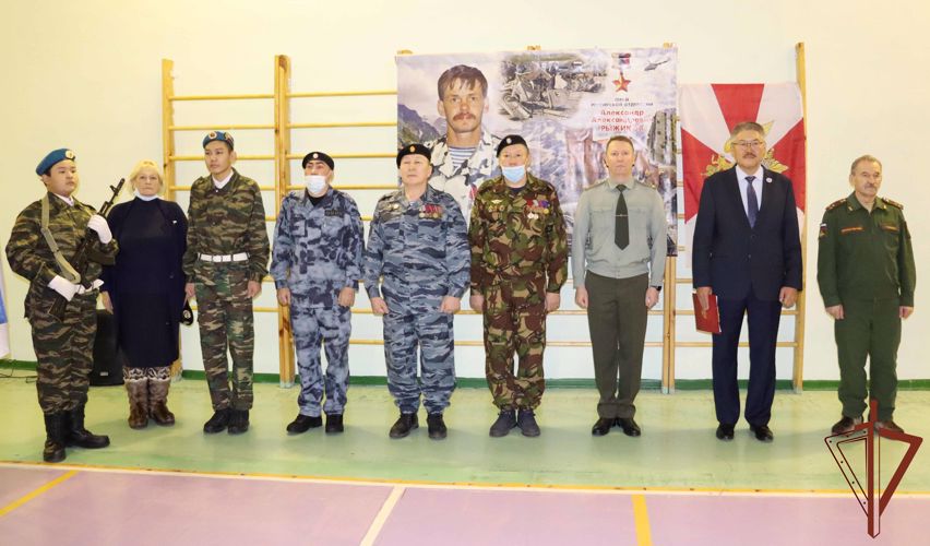 Якутские первоклассники вступили в военно-патриотический клуб имени погибшего командира ОМОН