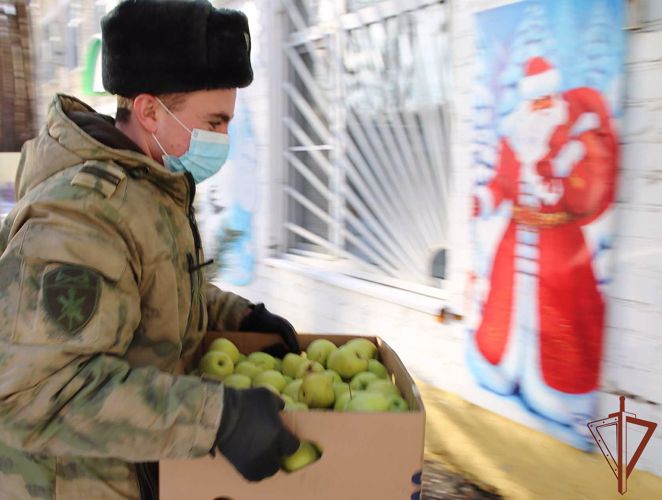 В рамках акции «Дед Мороз специального назначения» в Мордовии росгвардейцы  посетили дом ребёнка