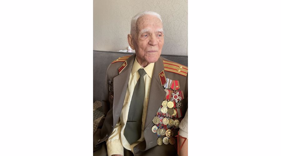 Фронтовика - ветерана войск правопорядка поздравили с 96-летием на Урале (видео)