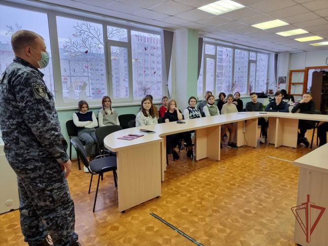 Офицеры Росгвардии рассказали югорским школьникам о правилах безопасности во время новогодних каникул 