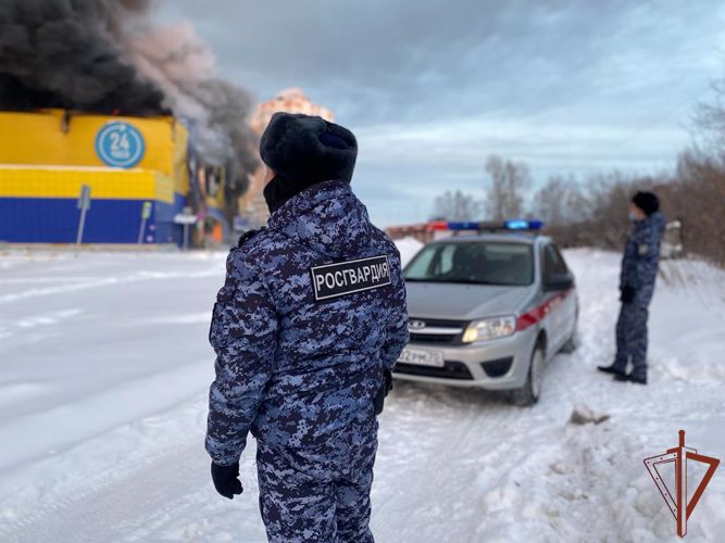 Росгвардейцы оказали содействие экстренным службам во время крупного пожара в Томске