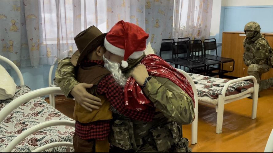 Дед Мороз из Росгвардии навестил воспитанника тувинской школы для детей с нарушением слуха 