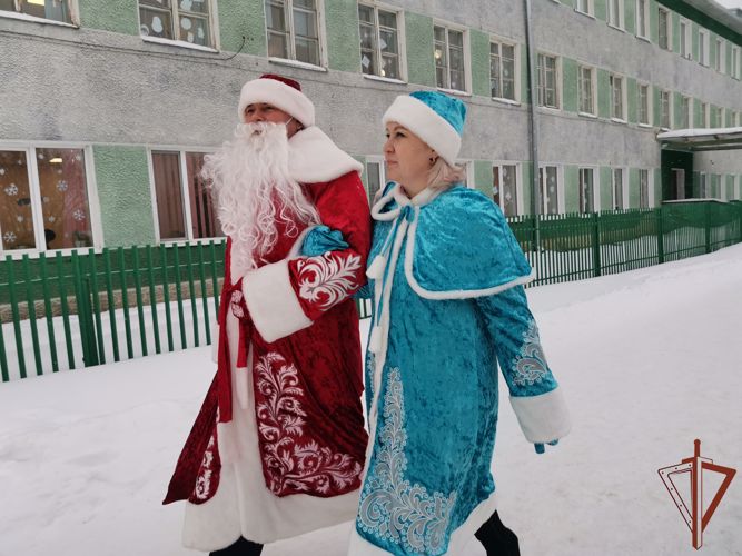 Росгвардейский Дед Мороз поздравил семьи погибших сослуживцев в Томске