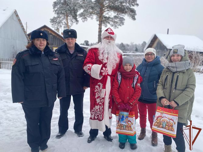 Росгвардейский Дед Мороз поздравил семьи погибших сослуживцев в Томске