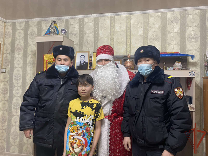 В преддверии Нового года в Туве росгвардейцы посетили семью погибшего сослуживца
