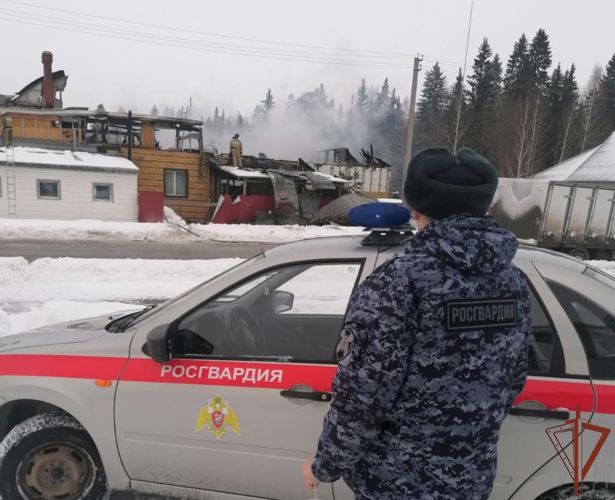 Сотрудники Росгвардии оказали содействие спасателям при ликвидации пожара в Тобольске (видео)