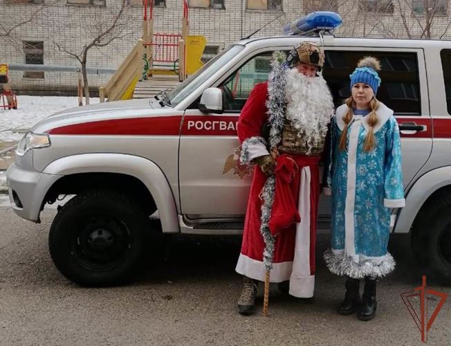 В Приморье Дед Мороз специального назначения и Снегурочка поздравили детей с Новым годом