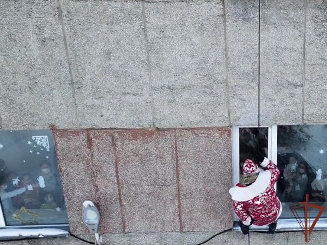 Росгвардейцы оригинально поздравили с новым годом маленьких пациентов тувинской больницы
