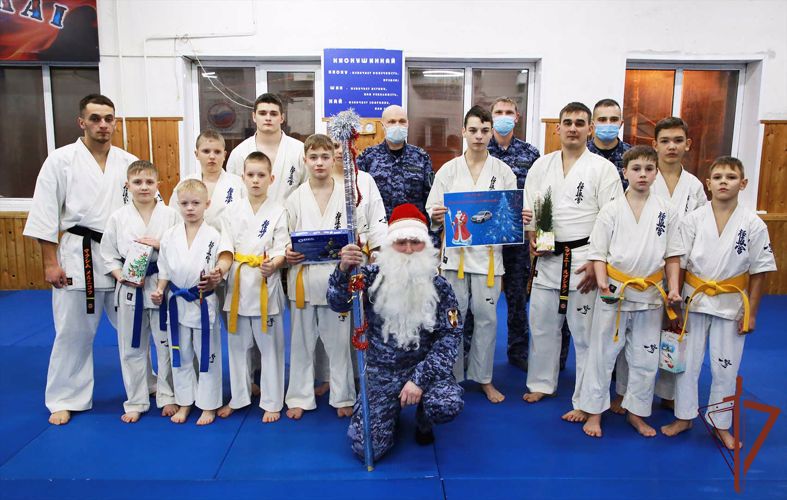 В рамках новогодней акции росгвардейцы посетили воспитанников спортивной школы в Саранске (видео)