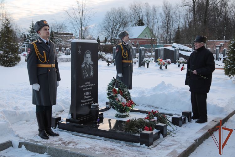 В Северо-Западном округе росгвардейцы почтили память неизвестного солдата