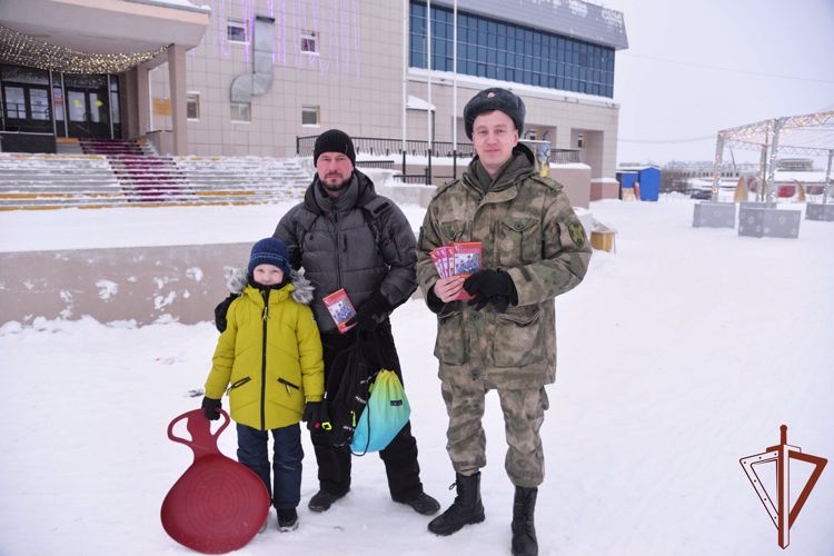Росгвардейцы рассказали жителям Салехарда, как безопасно встретить Новый год 