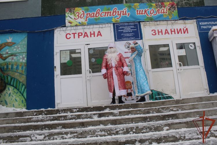 «Дед мороз специального назначения» из Росгвардии поздравил школьников с наступающим Новым годом  в Екатеринбурге