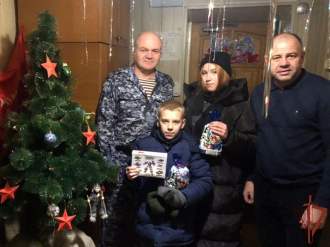 В Приморье Дед Мороз специального назначения и Снегурочка поздравили детей с Новым годом