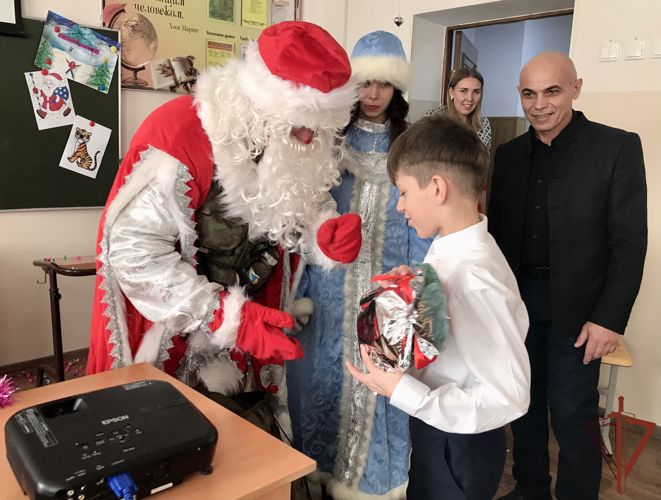 Росгвардейцы поздравили с Новым годом учеников ведомственной школы в Грозном