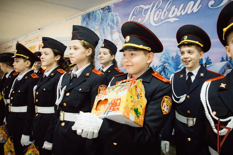 Дед Мороз специального назначения поздравил с наступающим Новым годом крымских школьников