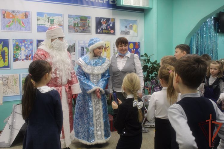 «Дед мороз специального назначения» из Росгвардии поздравил школьников с наступающим Новым годом в Екатеринбурге