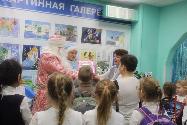 «Дед мороз специального назначения» из Росгвардии поздравил школьников с наступающим Новым годом  в Екатеринбурге