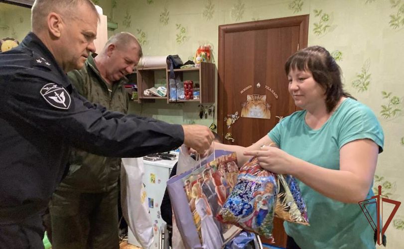 «Дед Мороз специального назначения» Росгвардии посетил семьи ветеранов тюменского ОМОН