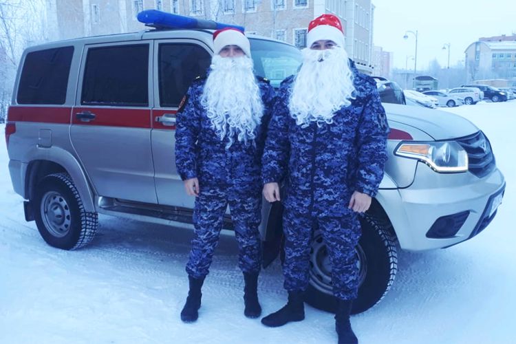 Росгвардейский Дед Мороз поздравил на Ямале пожилых коренных жителей и педагогические составы подшефных образовательных  учреждений с наступающим 2022 годом