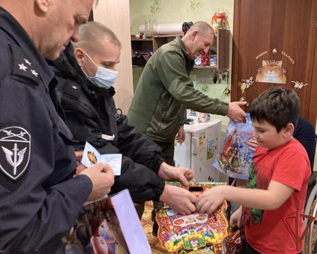 «Дед Мороз специального назначения» Росгвардии посетил семьи ветеранов тюменского ОМОН