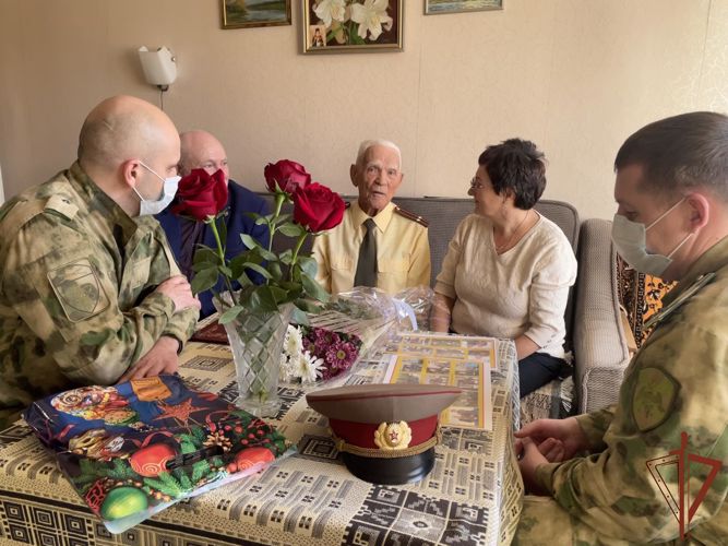 Фронтовика - ветерана войск правопорядка поздравили с 96-летием на Урале (видео)
