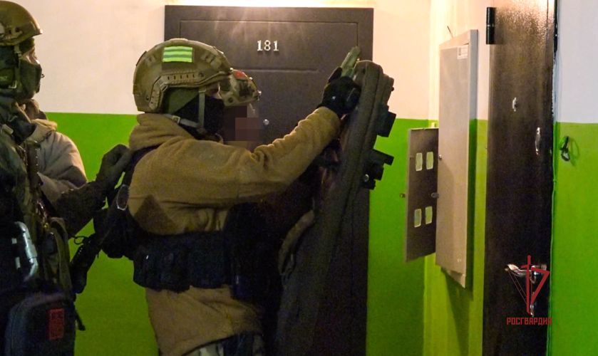 В Пензенской области офицеры СОБР Росгвардии задержали вооруженного мужчину