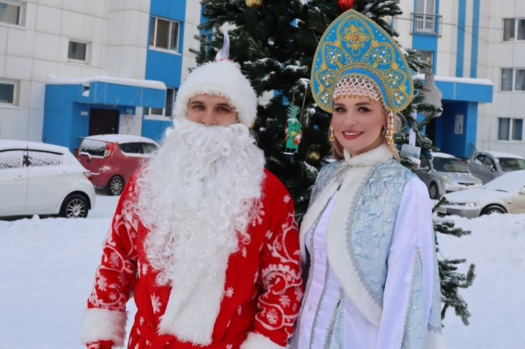 Росгвардейцы - Дед Мороз и Снегурочка поздравили в Хабаровске семьи военнослужащих и сотрудников с наступающим Новым годом