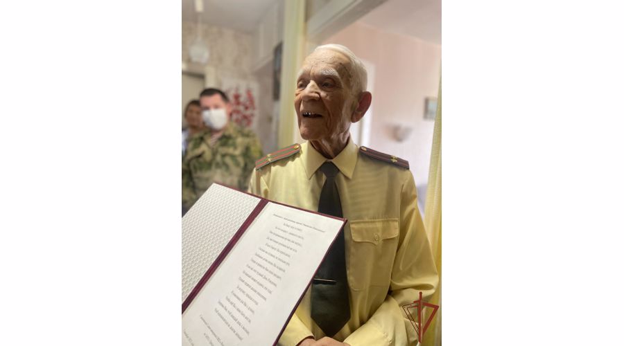 Фронтовика - ветерана войск правопорядка поздравили с 96-летием на Урале (видео)