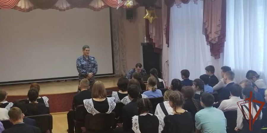 Росгвардейцы, ветераны спецназа и кадеты Росгвардии вспоминают героев Отечества на Урале