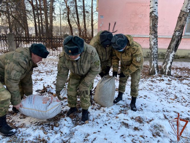 Военнослужащие ангарского полка Росгвардии благоустроили места захоронения участников войны
