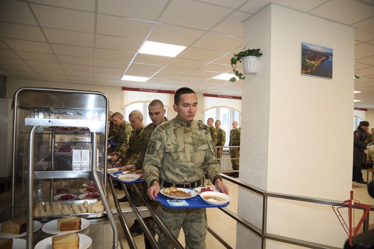 Командующий Приволжским округом Росгвардии открыл солдатскую столовую в батальоне нижегородского полка 