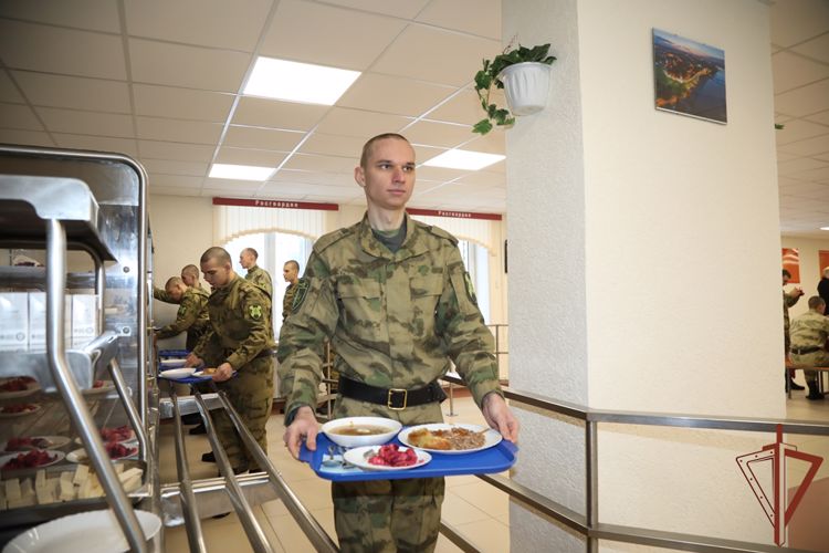 Командующий Приволжским округом Росгвардии открыл солдатскую столовую в батальоне нижегородского полка 