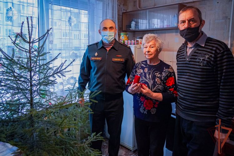 Росгвардейцы установили новогоднюю ёлку  85-летней жительнице Ленинградской области