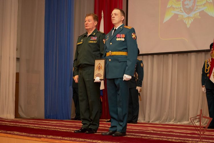 Командующий Приволжским округом Росгвардии вручил госнаграды отличившимся военнослужащим саровского соединения