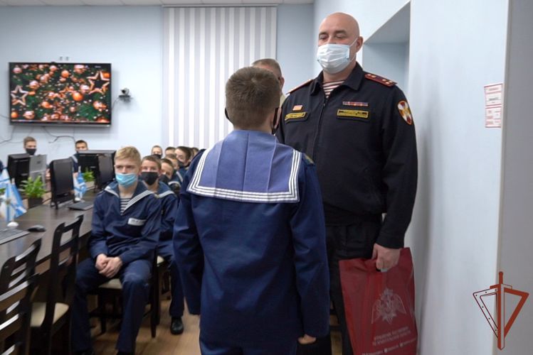 Офицеры Управления Росгвардии по Архангельской области поздравили кадет с новогодними праздниками