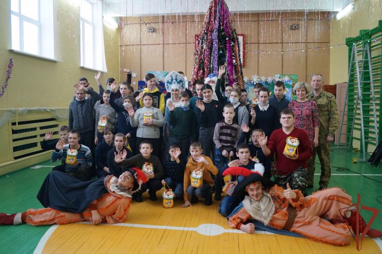Калужские росгвардейцы поздравили с наступающим Новым годом детей подшефной школы-интерната