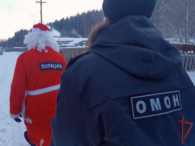Росгвардейский Дед Мороз навестил детей из неблагополучных семей в Иркутской области