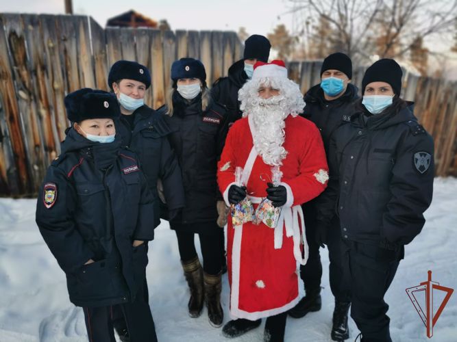 Росгвардейский Дед Мороз навестил детей из неблагополучных семей в Иркутской области