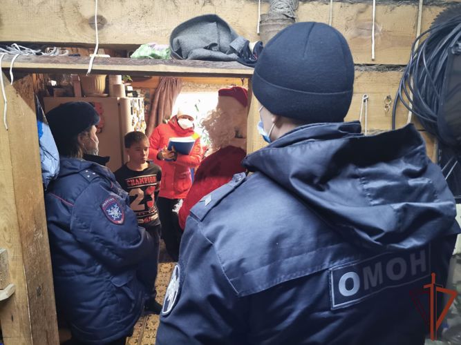 Росгвардейский Дед Мороз навестил детей из неблагополучных семей в Иркутской области