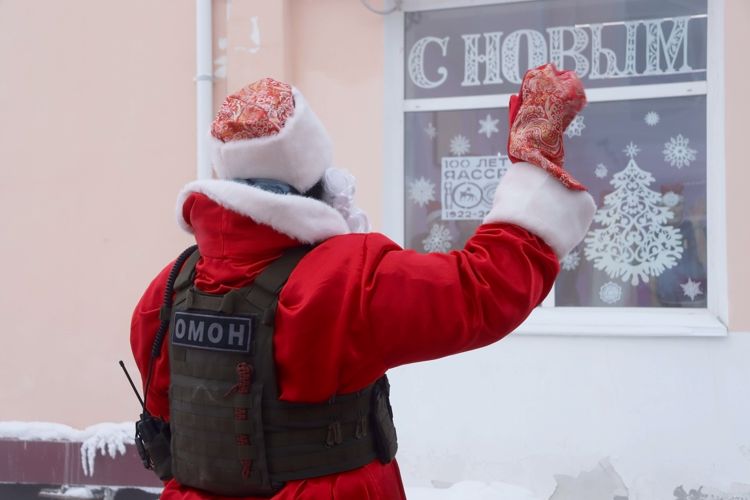 "Дед Мороз специального назначения" Росгвардии поздравил школьников в Якутске